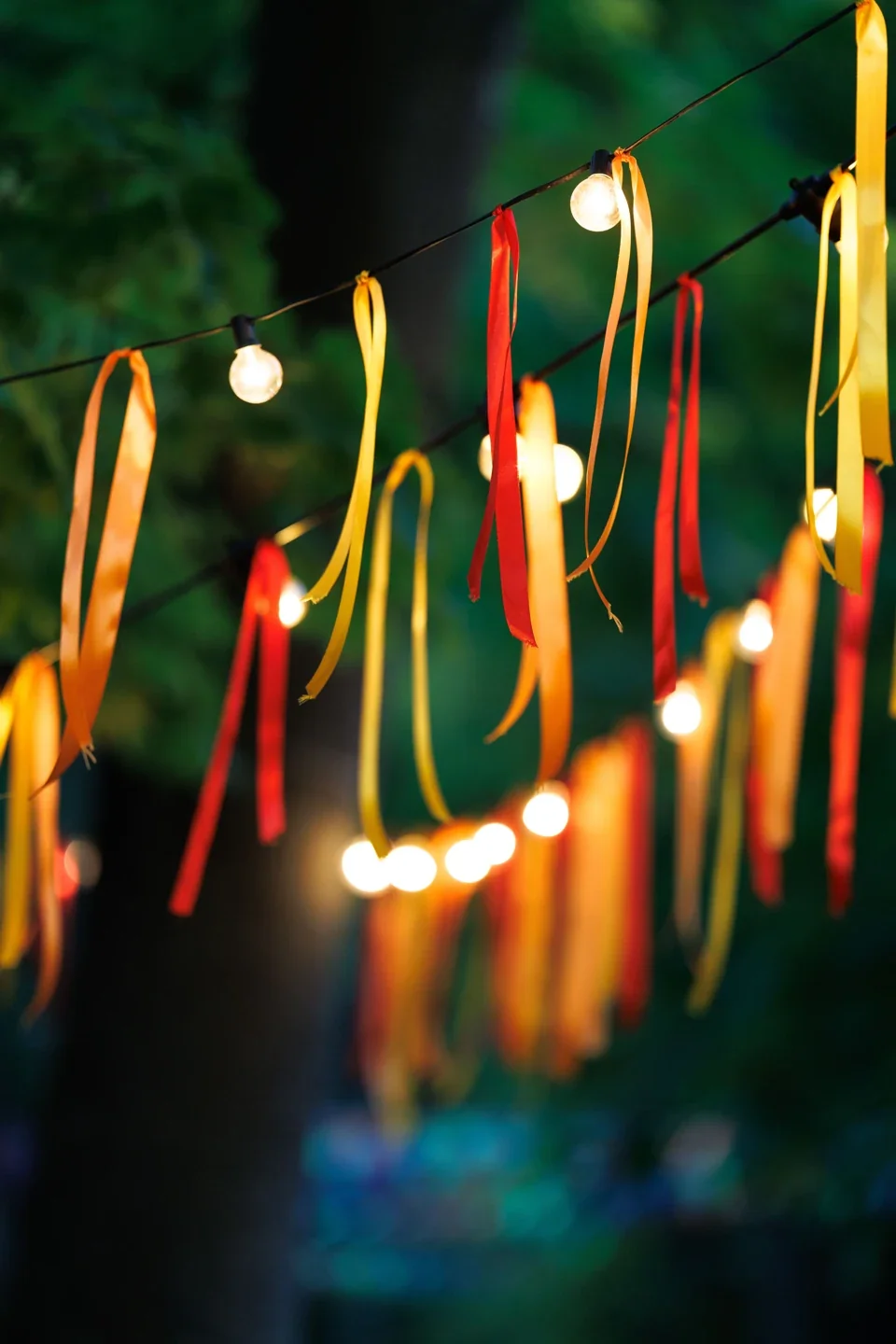 Bunte Bänder und Lichterketten auf einem Fest.
