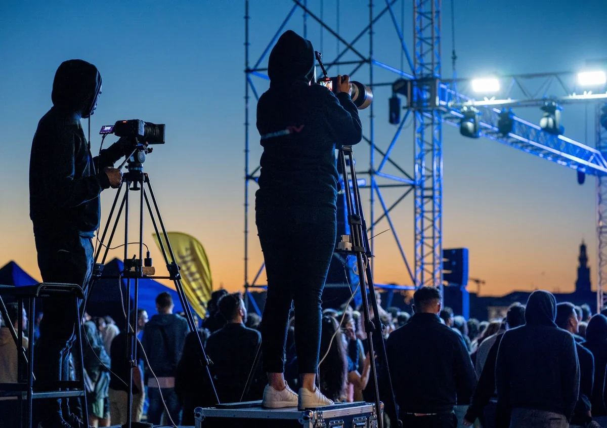 Crew bei der Arbeit hinter einer Festivalbühne
