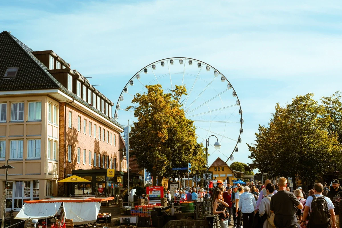 Karussell und Menschen auf einem Festplatz