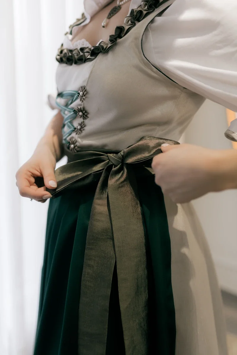 Detail eines grünen Dirndls mit Schnürung