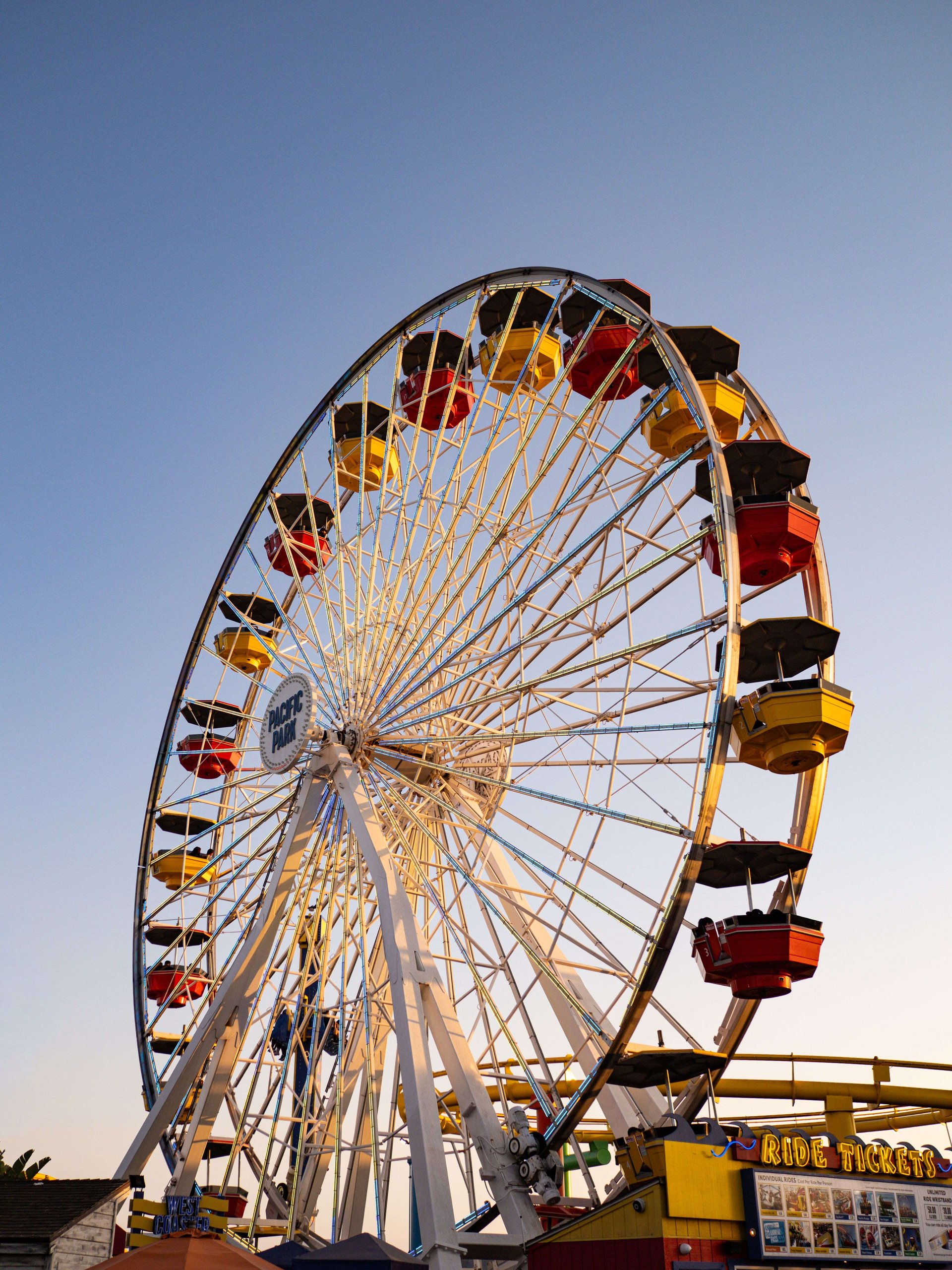 Beleuchtetes Riesenrad am Abend
